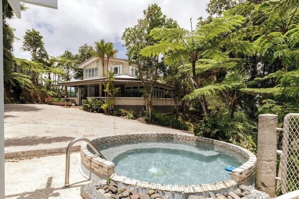Pool - Mountain Retreat: Jacuzzi, Pool Table & Peace (Guavate)