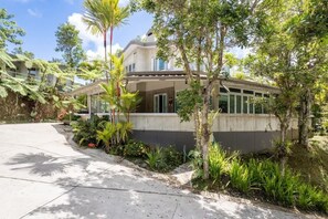 Property grounds - Mountain Retreat: Jacuzzi, Pool Table & Peace (Guavate)