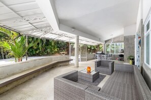 Outdoor dining - Mountain Retreat: Jacuzzi, Pool Table & Peace (Guavate)