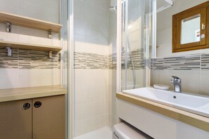Een douche, een haardroger, handdoeken