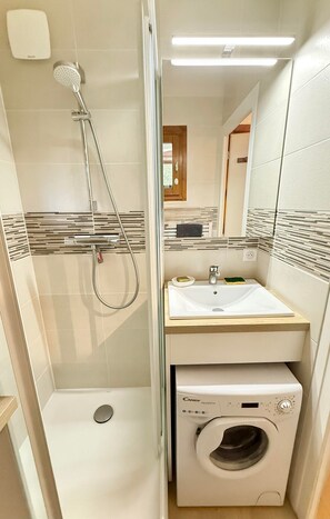 Bathroom - Elegant 'Havre de Paix' Apartment with Mountain View, Private Terrace & Wi-Fi (Villard-de-Lans)