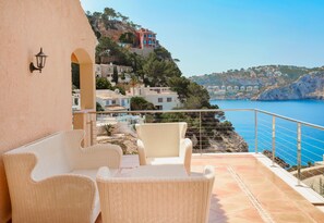 Terrace/patio - Holiday Home 'Ses Gavines in Cala Moragues' with Sea View, Wi-Fi and Air Conditioning (Andratx)