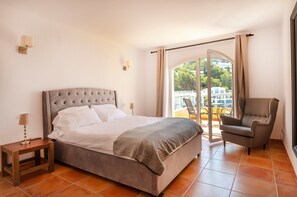 4 bedrooms, iron/ironing board, WiFi, bed sheets - Holiday Home 'Ses Gavines en Cala Moragues' with Sea View, Wi-Fi and Air Conditioning (Andratx)