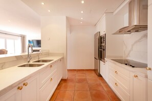 Private kitchen - Holiday Home 'Ses Gavines in Cala Moragues' with Sea View, Wi-Fi and Air Conditioning (Andratx)