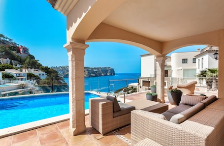 Pool. Holiday Home 'Ses Gavines en Cala Moragues' with Sea View, Wi-Fi and Air Conditioning