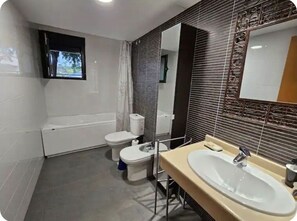 Douche, sèche-cheveux, serviettes fournies, savon