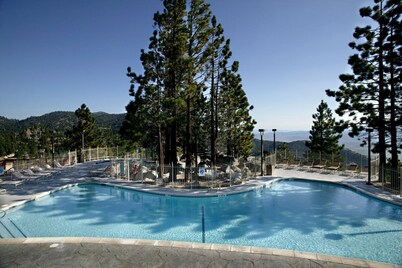 Mountain Villa w/ Fireplace near Heavenly