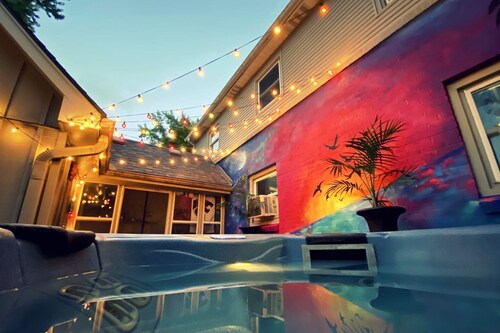 HOT TUB Oasis Hideaway w/ 4 Bed + Large Patio+yard