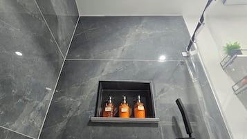 Een haardroger, handdoeken, zeep, shampoo