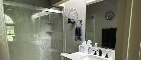 Douche, serviettes fournies, papier toilette