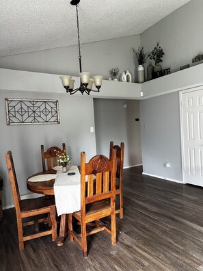 Dining - COMFORTABLE home and large private yard in welcoming Schertz right off 35 (Schertz)