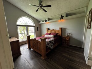 3 bedrooms, WiFi, bed sheets - COMFORTABLE home and large private yard in welcoming Schertz right off 35 (Schertz)