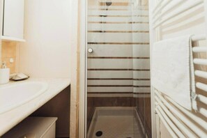 Bathroom - Studio with balcony, parking, and ski storage (Saint-Gervais-les-Bains)