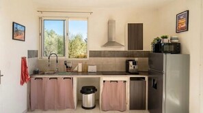 Réfrigérateur, micro-ondes, cafetière/bouilloire, grille-pain