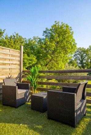 Property grounds - Apartment with terrace, vineyard views, and peaceful (Aix-en-Provence)