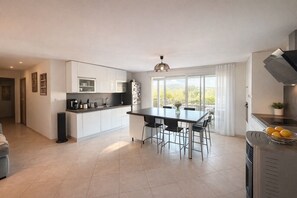 Fridge, microwave, oven, dishwasher - 130m² Draguignan villa with pool and views (Draguignan)