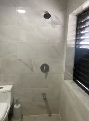 Toallas, jabón, papel de baño 