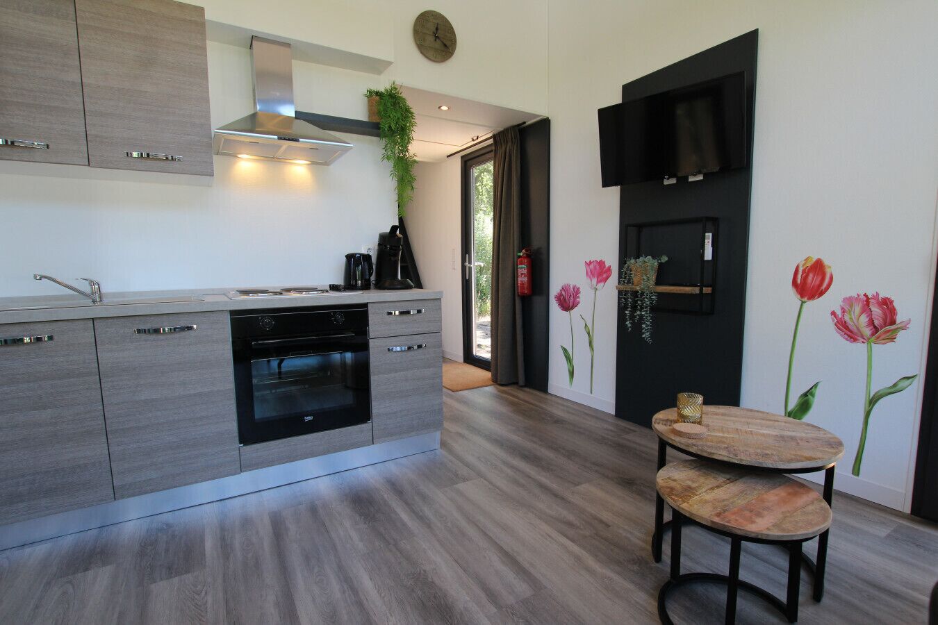 Fridge, oven, stovetop, coffee/tea maker
