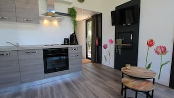 Fridge, oven, stovetop, coffee/tea maker