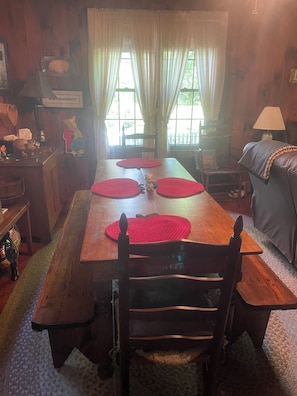 Dining - Superb 5-bedroom house walking distance to charming downtown Saluda (Saluda)