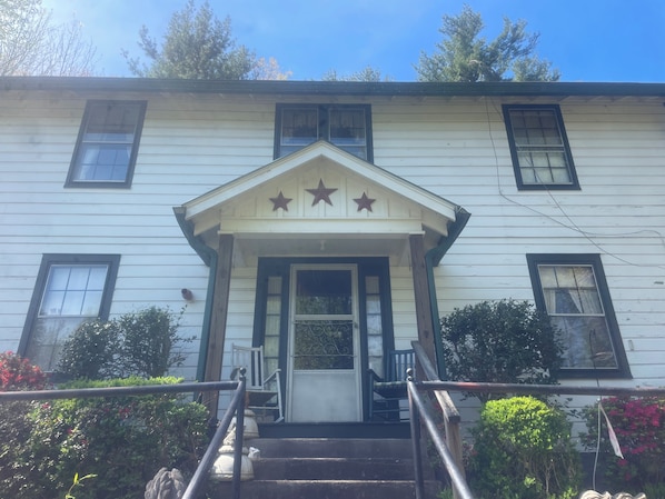 Exterior detail - Superb 5-bedroom house walking distance to charming downtown Saluda (Saluda)