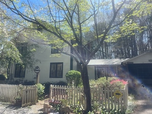 Exterior - Superb 5-bedroom house walking distance to charming downtown Saluda (Saluda)