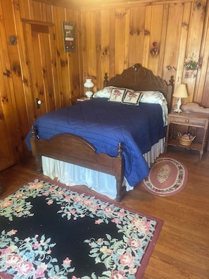 Room - Superb 5-bedroom house walking distance to charming downtown Saluda (Saluda)