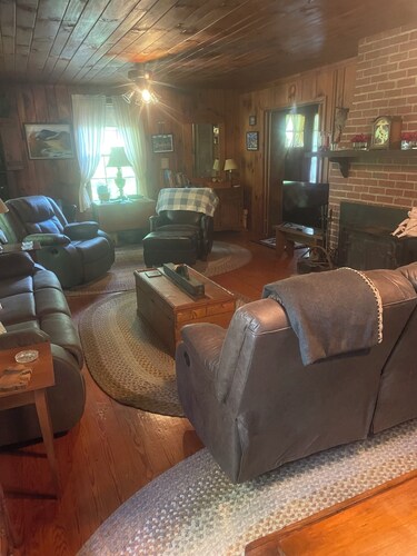 Superb 5-bedroom house walking distance to charming downtown Saluda