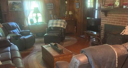 Superb 5-bedroom house walking distance to charming downtown Saluda