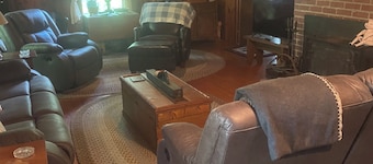 Superb 5-bedroom house walking distance to charming downtown Saluda