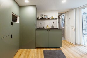 Wasserkocher mit Kaffee-/Teezubehör, Kühlschrank, Mikrowelle, Ofen