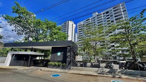 A modern building with a gated entrance, a sign reading 'CITADELA DI SOLE,' and a parking area with motorcycles. - 2-bedroom apartment in tranquil Santafe de Antioquia with AC (Santafe de antioquia)
