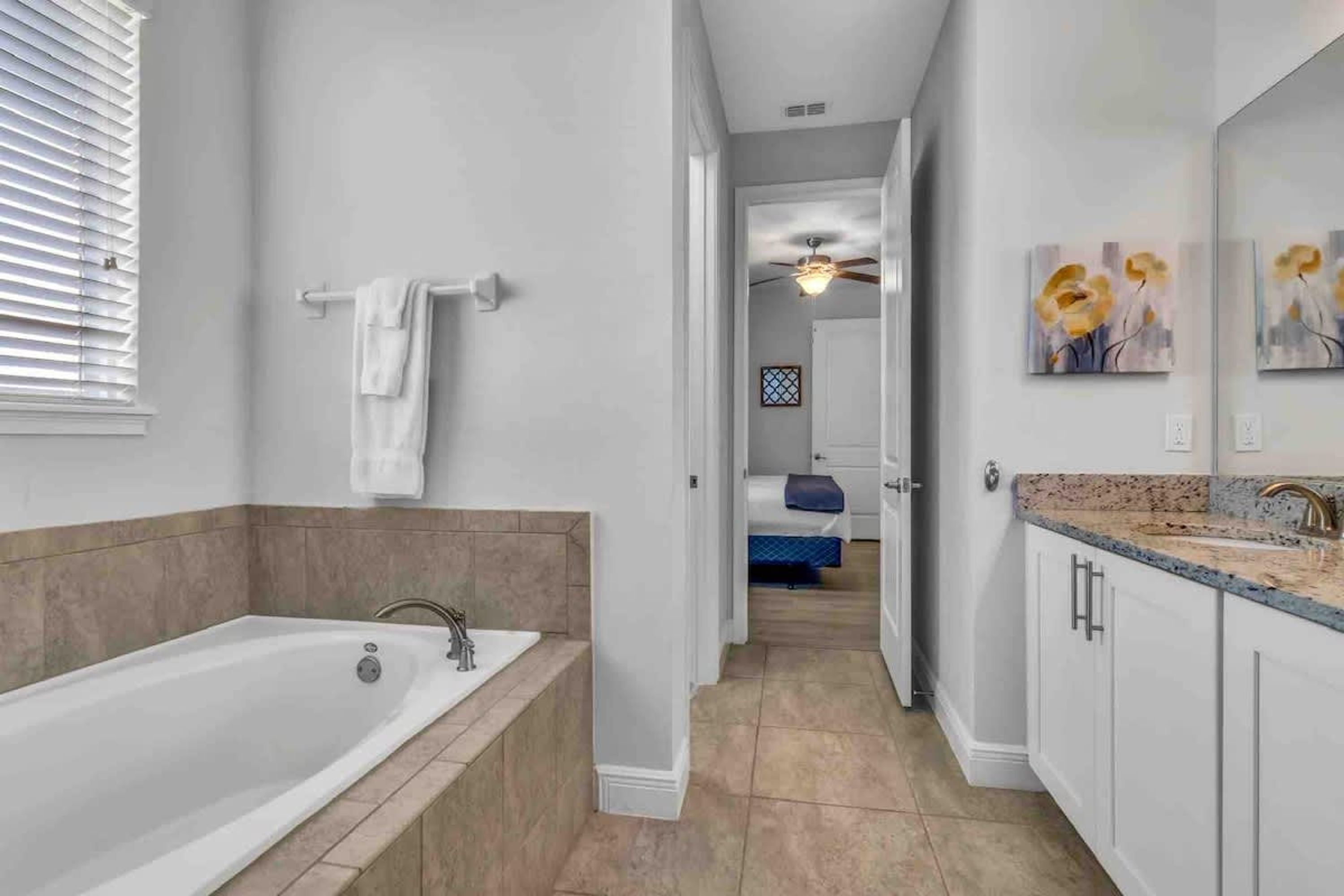 Une salle de bain moderne équipée d’une baignoire, d’une douche et d’un meuble-lavabo avec un évier.