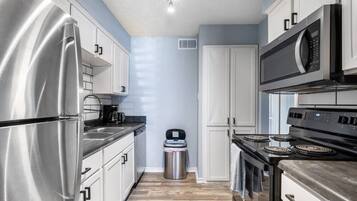 Coffee/tea maker, fridge, microwave, oven