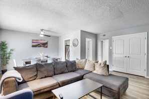 TV - 3 Min Walk to AT&T | 2BR | Parking + Pets + Gym (Arlington)