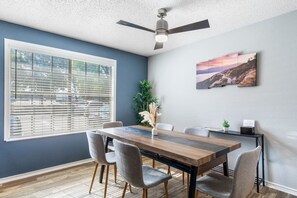 Dining - 3 Min Walk to AT&T | 2BR | Parking + Pets + Gym (Arlington)