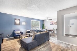 TV - 3 Min Walk to AT&T | 2BR | Parking + Pets + Gym (Arlington)