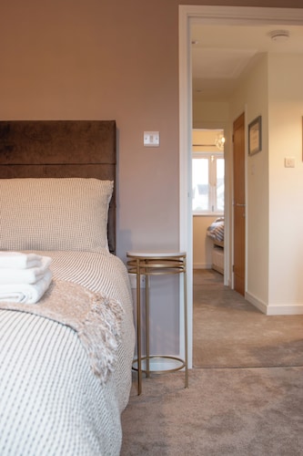 2 bedroom, 10 minute walk to city centre. Parking and outside space.