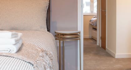 2 bedroom, 10 minute walk to city centre. Parking and outside space.