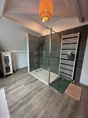 Bathroom - Vrbo Property (Crépon)