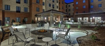 Accessible 2BR Suite w/ Dining Area & Breakfast