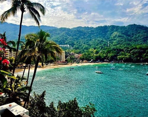 Welcome to a Slice of Paradise! Oceanfront, Beach Access, Quiet, Sunset Views