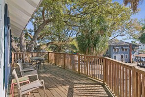 Property grounds - 5 Bedrooms, Walkable Location (St Simons Island)