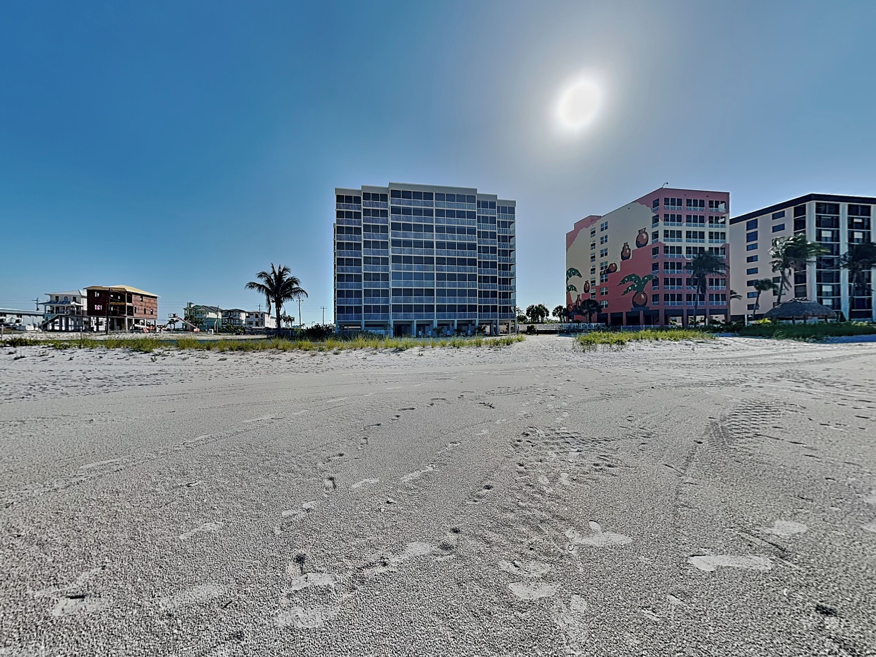 Une plage avec des bâtiments en arrière-plan.