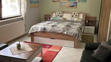 1 habitación, tabla de planchar con plancha, wifi gratis y ropa de cama