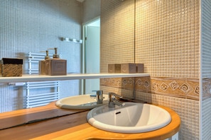Shower, hair dryer, towels - Studio "Cabine Bord De Mer" with Shared Pool, Balcony, and Air Conditioning (Le Grau-du-Roi)