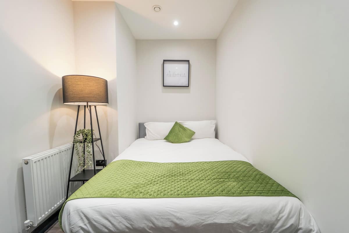 Apartment, 1 Bedroom | Laptop workspace, free cribs/infant beds, free WiFi, bed sheets