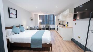 Studio | Laptop workspace, free cribs/infant beds, free WiFi, bed sheets
