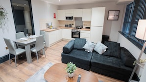 Um apartamento moderno com área de jantar, cozinha e sala de estar.