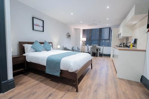 Laptop workspace, free cribs/infant beds, free WiFi, bed sheets